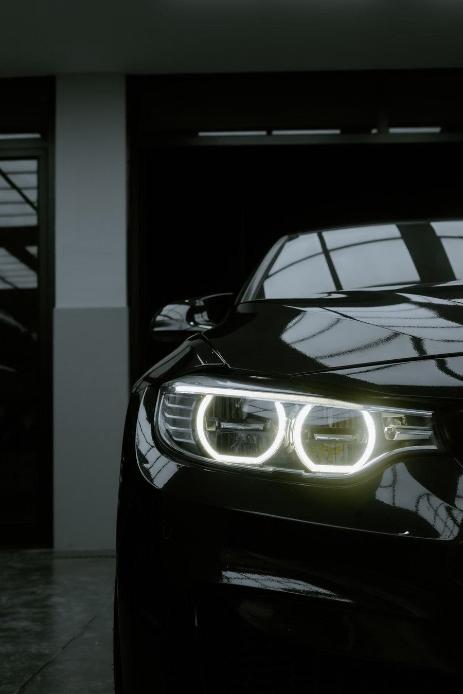 Auto oscuro con la pintura recién tratada